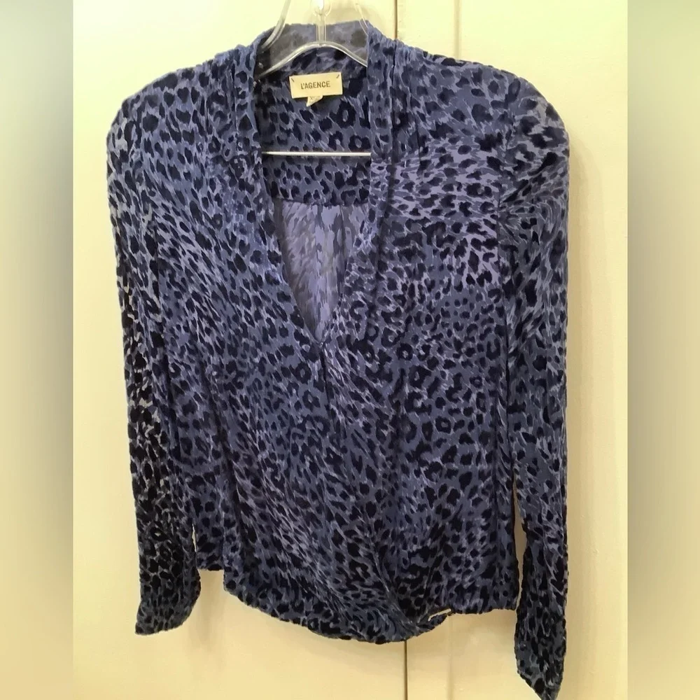 L'Agence Lydia Navy Drape Leopard Velvet Burnout Wrap Blouse Women’s Size XS/T‍‍ - Picture 5 of 7